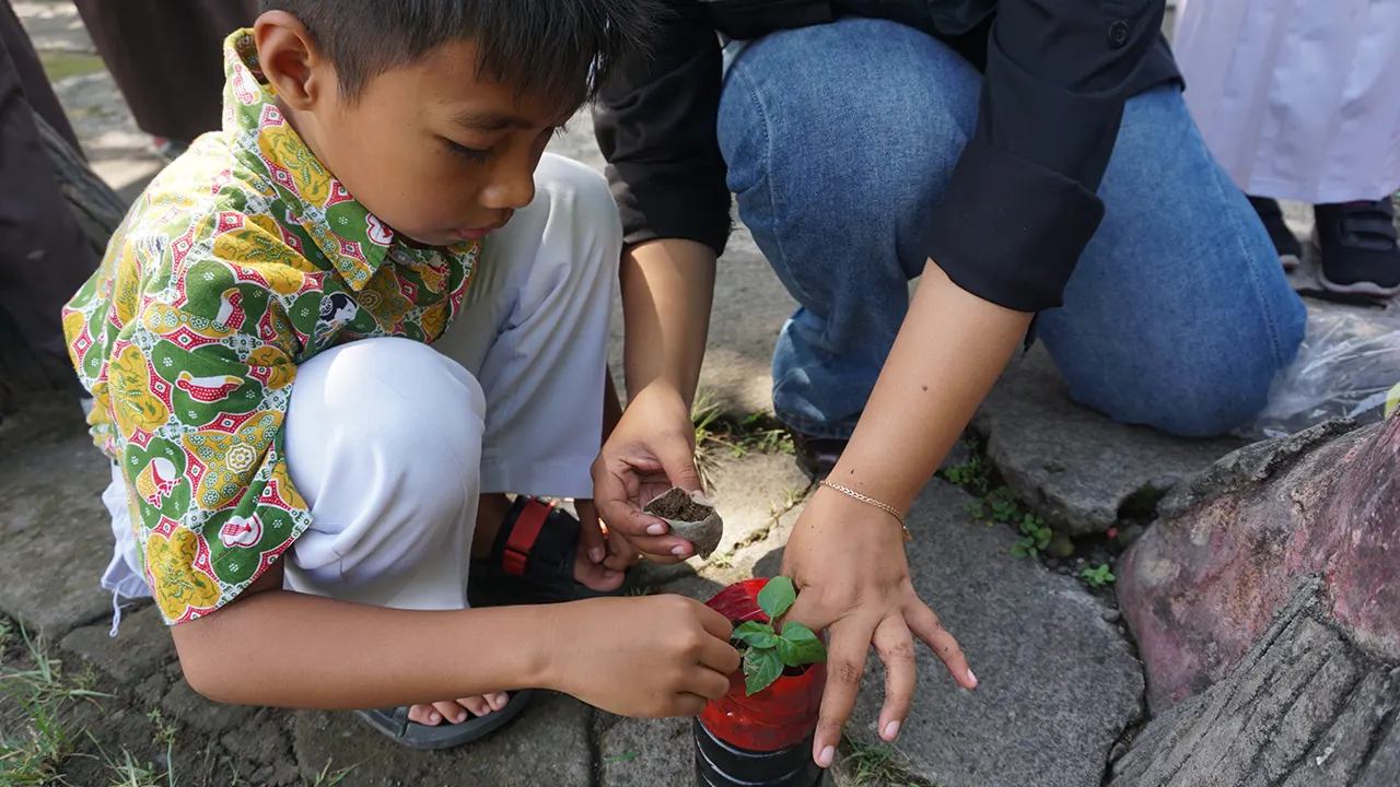 Dokumentasi penanaman dan pengaplikasian biochar pupuk bersama siswa SDN Puron 03. Puron, Bulu, Sukoharjo, (24/05/2025). (doc. pribadi)