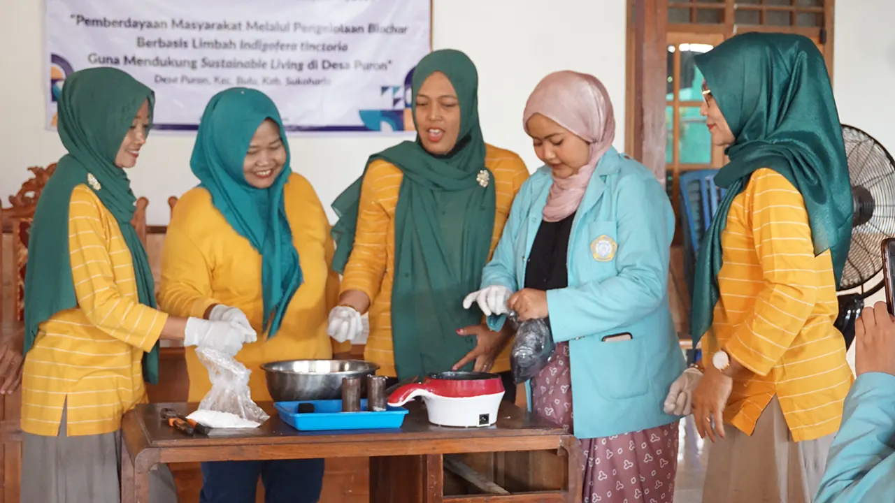 Dokumentasi pelatihan pembuatan biochar dengan ibu-ibu PKK. Puron, Bulu, Sukoharjo, (16/05/2025). (doc. pribadi)