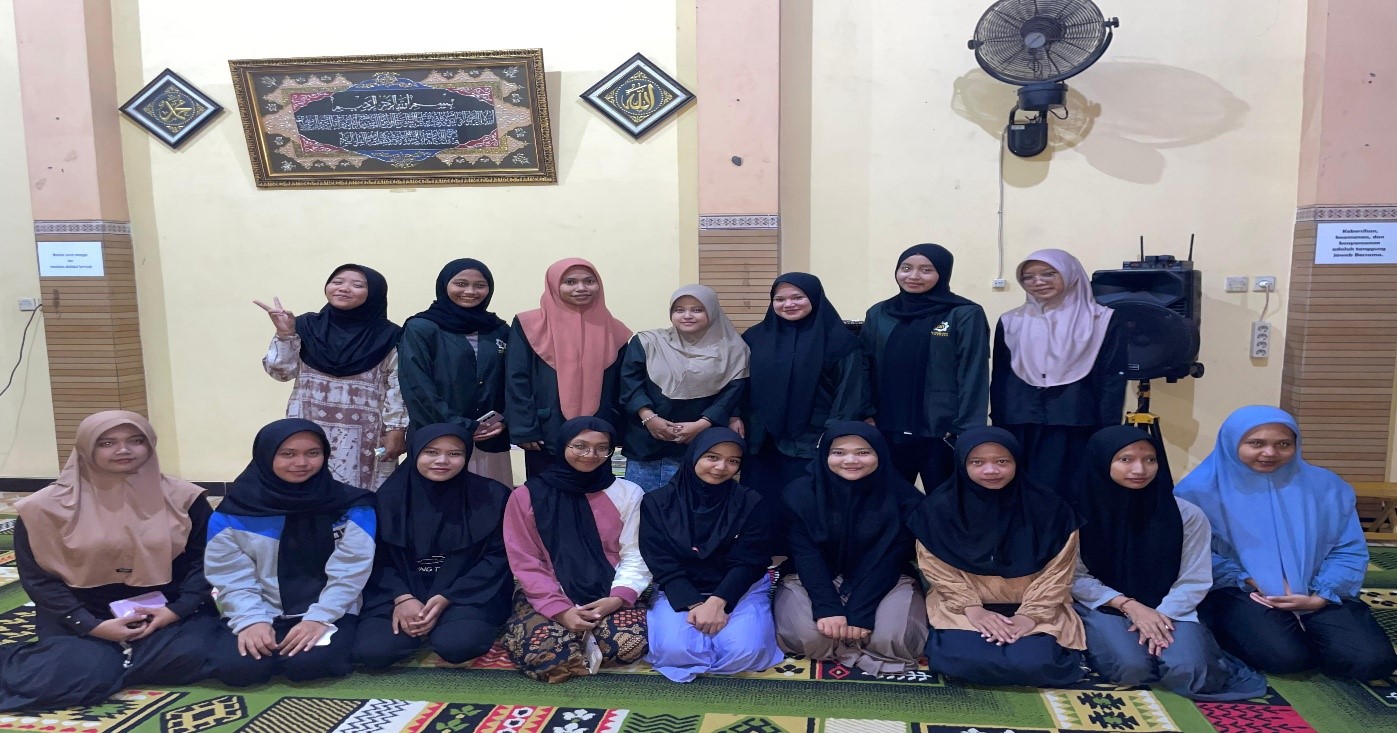 Antusiasme Mahasiswa UINSA saat foto Bersama dengan santri pondok pesantren Sabilurrahmah, Surabaya. (doc. Mahasiswa HKI UINSA)