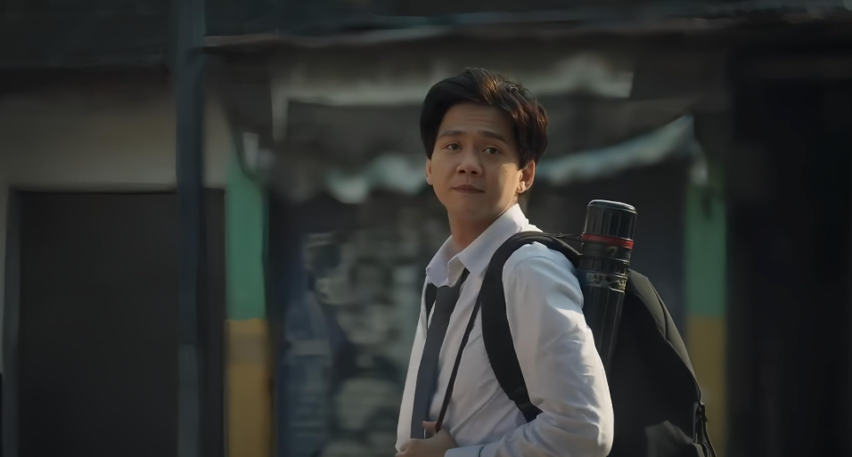 Chicco Kurniawan sebagai Hendarmoko (Moko) dalam film 1 Kakak 7 Ponakan, si bungsu yang merangkap menjadi sandwich generation. (IMDb)