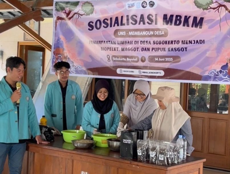 Demonstrasi pembuatan adonan biopelet, dipandu oleh Fadiah Luthfiah, Muhammad Gasim, dan Zubad Sunanul. (doc. Hibah MBKM UNS)