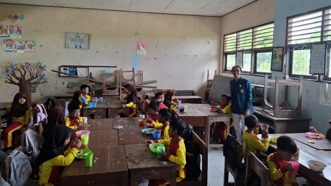 Foto Bersama dalam sesi Praktek Konsumsi Langsung Olahan Hasil Bahari. (doc. Kelompok 1 KKN-T 35 UNDIP)