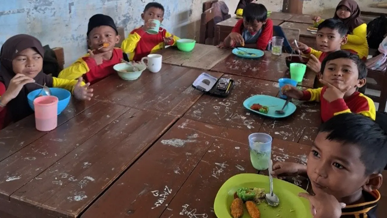 Foto Bersama dalam sesi Praktek Konsumsi Langsung Olahan Hasil Bahari. (doc. Kelompok 1 KKN-T 35 UNDIP)