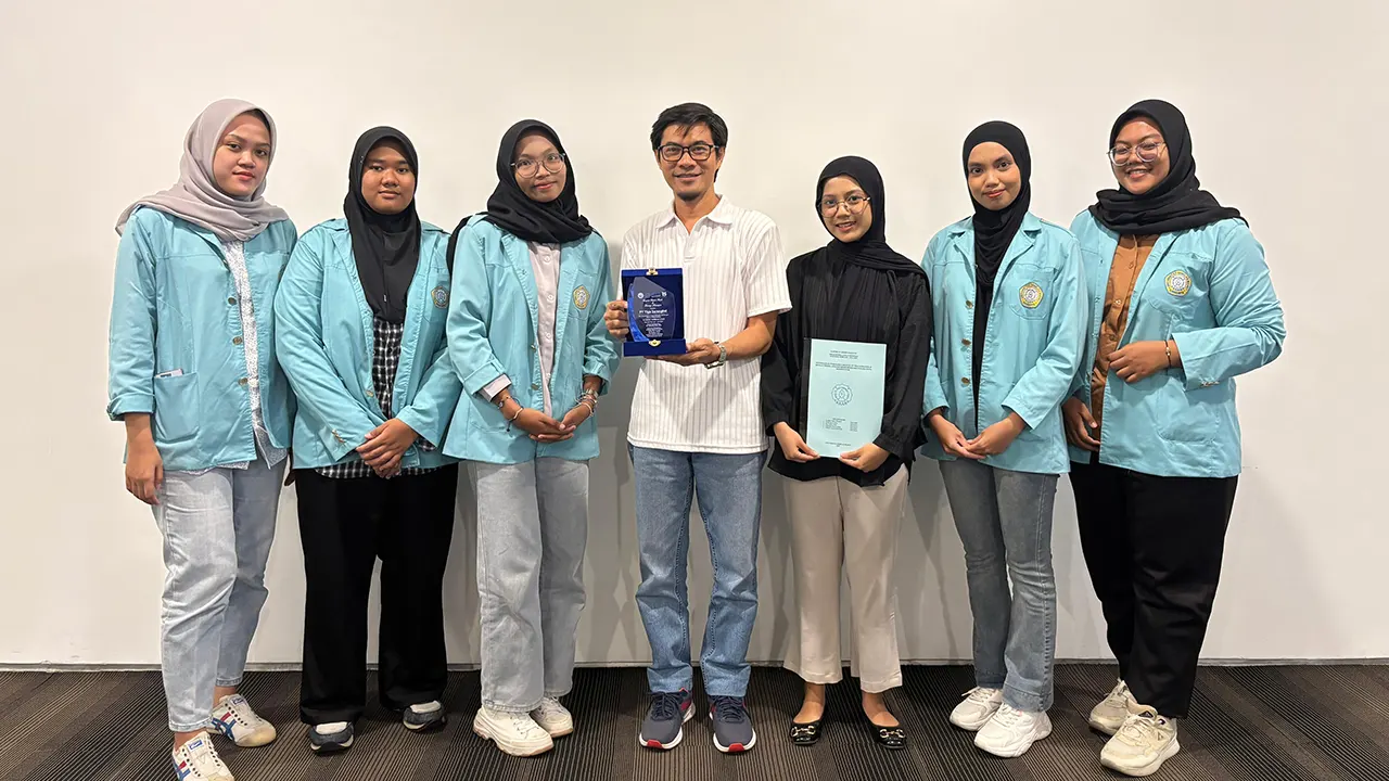 Foto Tim Hibah MBKM UNS ID 1347 dengan perwakilan mitra PT Tiga Serangkai pada kegiatan Penyerahan Laporan Kegiatan Webinar. (doc. Tim Hibah MBKM UNS ID 1347)