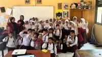 Foto bersama Mahasiswa Ilmu Komunikasi Kelas 6D UNIBA dengan para murid SDN Negeri Banjar Agung 4 usai sosialisasi dan nonton bersama. Kota Serang, (3/6/2025). (doc. Rini Sartika/UNIBA)