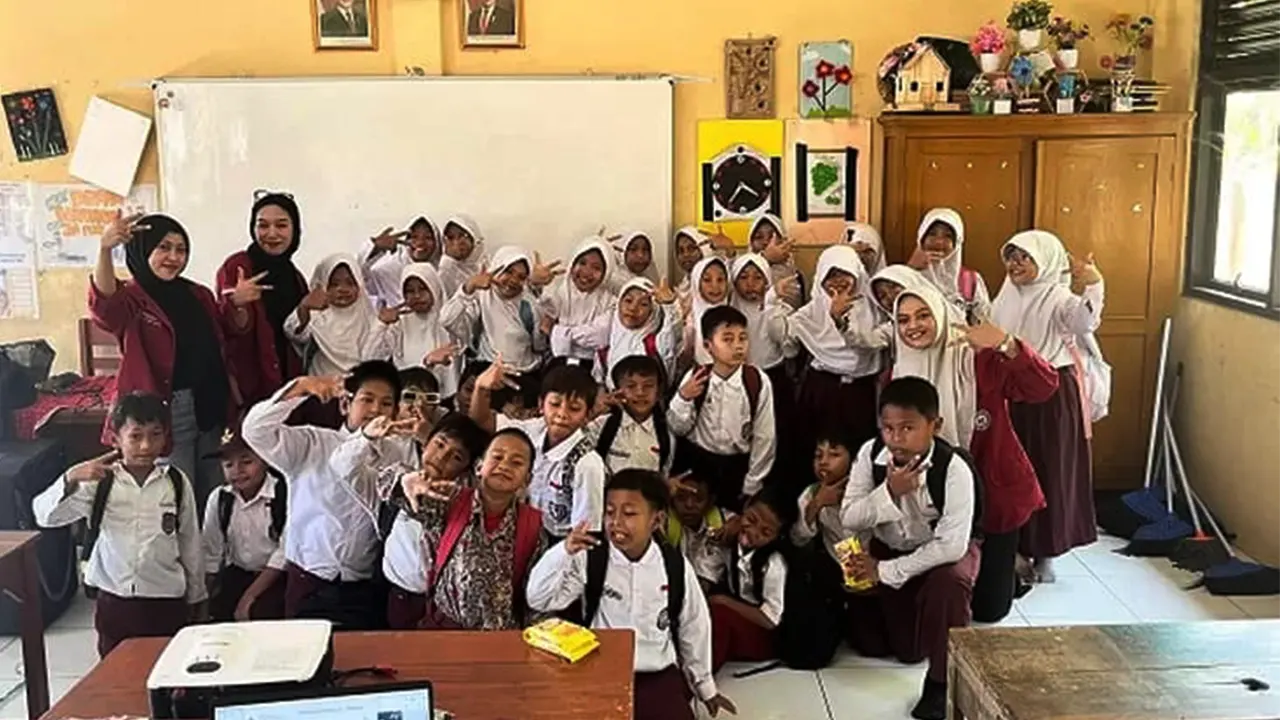 Foto bersama Mahasiswa Ilmu Komunikasi Kelas 6D UNIBA dengan para murid SDN Negeri Banjar Agung 4 usai sosialisasi dan nonton bersama. Kota Serang, (3/6/2025). (doc. Rini Sartika/UNIBA)