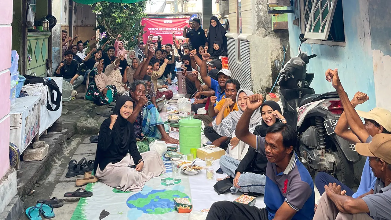 Foto bersama kader IMM Leviathan bersama nelayan yang terdampak reklamasi di Sukolilo Baru Surabaya setelah acara sekolah Hukum dan HAM (31/05/2025). (doc. Tim Media PK IMM Leviathan)