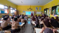Foto kegiatan Edukasi Pergaulan Bebas mahasiswa ilmu komunikasi UNIBA dengan murid SDN Tegal Jetak, Serang (31/05/2025). (doc. Qanitah Salma/UNIBA)