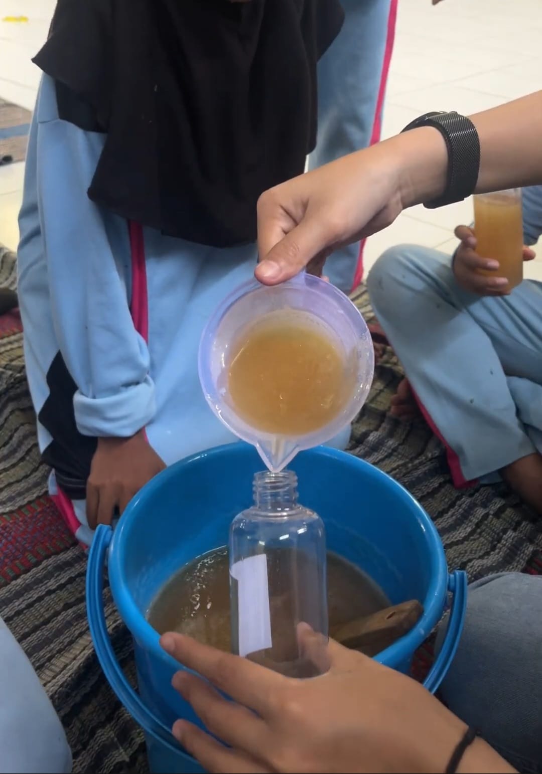 Pengemasan hasil sabun ecoenzym. (doc. Kelompok 1 KKN-T 35 UNDIP)