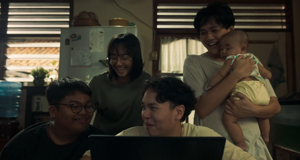 
Kondisi yang dihadapi Moko (Chicco Kurniawan) mengharuskan dirinya untuk mengubur impian pribadinya demi menghidupi keponakan-keponakannya. (IMDb)