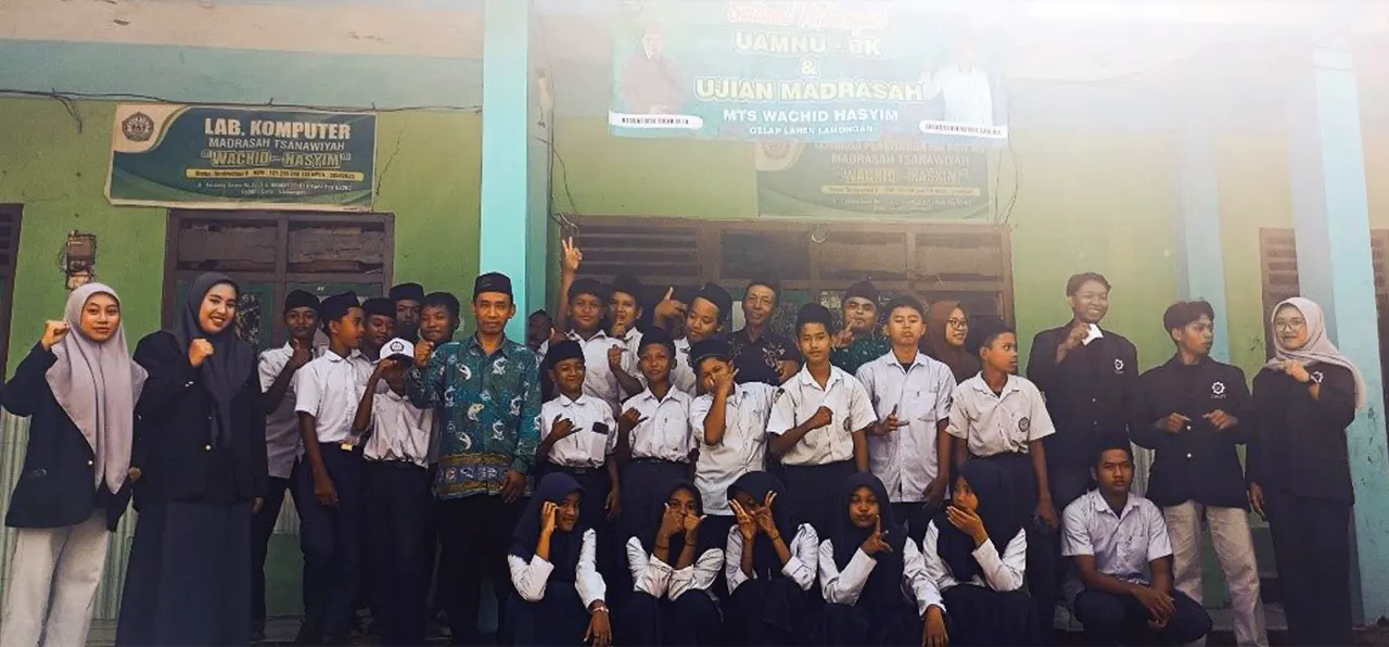 Mahasiswa UINSA, siswa MTs Wachid Hasyim, dan para guru berfoto bersama setelah kegiatan sosialisasi. Momen ini menandai selesainya seluruh rangkaian kegiatan sosialisasi. (doc. Ibu Lilik M/ Staff Tata Usaha MTs Wachid Hasyim).