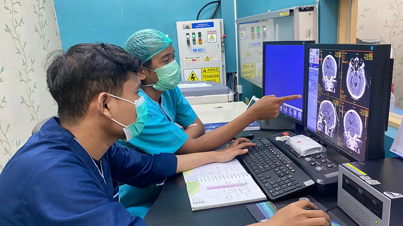 Mahasiswa melakukan hands on CT-Scan 128 Slice saat proses reconstruction pada hasil pemeriksaan CT-Scan Kepala (doc. pribadi)