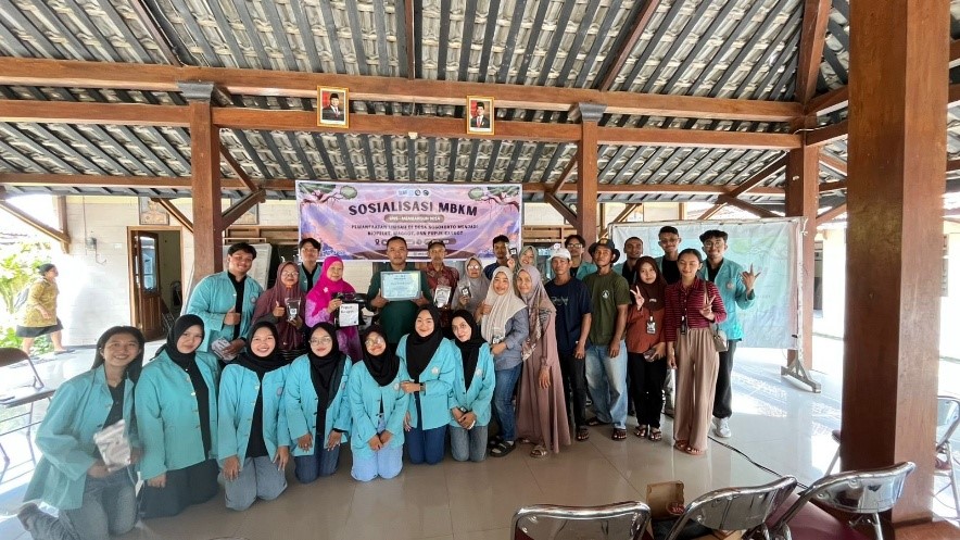 Pelaksanaan Program Kerja Sosialisasi Pemanfaatan Kotoran Sapi dan Eceng Gondok menjadi Biopelet pada hari Sabtu (14/06/2025) di Balai Desa Sobokerto. (doc. Hibah MBKM UNS)