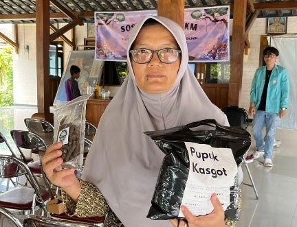 Penerimaan Produk Biopelet Kepada Ibu Prihatin di Desa Sobokerto. (doc. Hibah MBKM UNS)