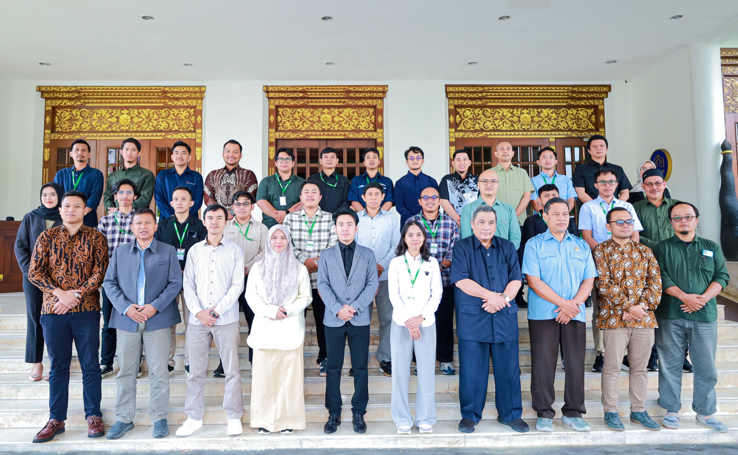 Peserta dan narasumber berfoto bersama pada pembukaan pelatihan Building and Asset Management yang berlangsung di Hotel Loman Park Yogyakarta pada Selasa (11/6/2025), sebagai bagian dari kegiatan sertifikasi dan transfer knowledge antara akademisi dan industri. (doc. pribadi)