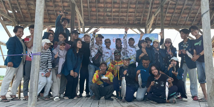 Semua mahasiswa Kelompok 1 Tim 35 berfoto dengan para pemancing dan warga di acara Guyub Istambul. (doc. Kelompok 1 KKN-T 35 UNDIP)