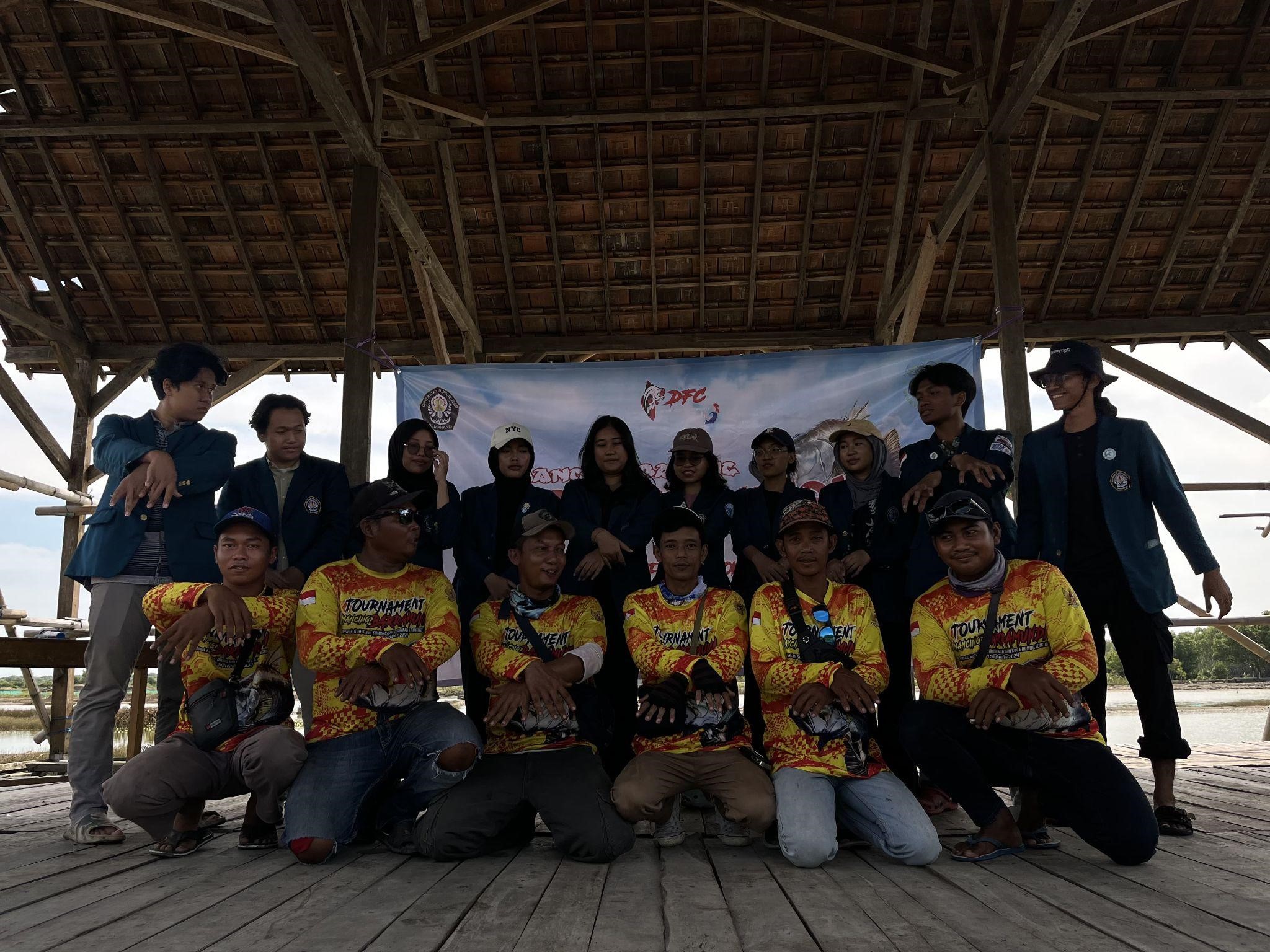 Semua mahasiswa Kelompok 1 Tim 35 berfoto dengan para pemancing di acara Guyub Istambul. (doc. Kelompok 1 Tim 35 KKN Tematik SDGs UNDIP).