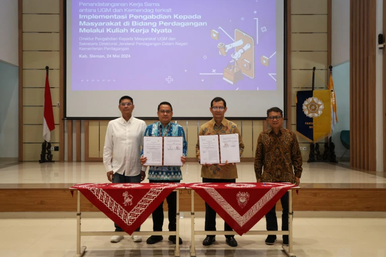 Penandatanganan nota kesepahaman antara UGM dan Kemendag dilakukan pada Sabtu (25/4) di Auditorium FMIPA UGM oleh Dr. Rustamadji, Direktur Pengabdian kepada Masyarakat (DPkM) UGM, dan Bambang Wisnu Subroto, perwakilan dari Kemendag. (doc. Donnie/UGM)