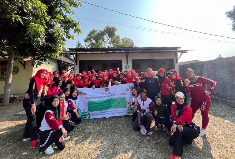 Foto bersama Mahasiswa Ilmu Komunikasi UNIBA dengan Ibu-Ibu Sanggar Senam Prisma usai sosialisasi pelestarian lingkungan. Kota Serang, (8/6/2025). (doc. Rini Sartika/UNIBA)