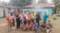 Pemdes Bangun Sari Baru saat menyerahkan sarana olahraga untuk anak-anak Dusun III. (doc. Pemdes Bangun Sari Baru)