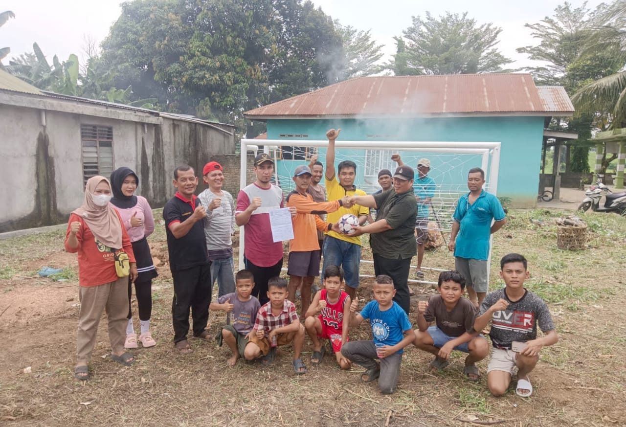 Pemdes Bangun Sari Baru saat menyerahkan sarana olahraga untuk anak-anak Dusun III. (doc. Pemdes Bangun Sari Baru)
