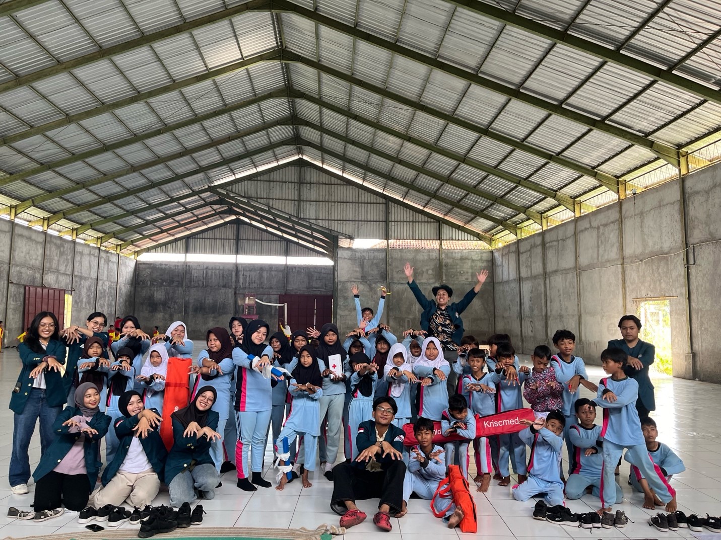 Dokumentasi bersama setelah pelaksanaan program edukatif bertajuk “Pojok Siaga Pesisir” pada (14/6/2025) di SDN 02 Tambakbulusan, Kecamatan Karangtengah, Kabupaten Demak. (doc. Kelompok 1 KKN-T 35 UNDIP)