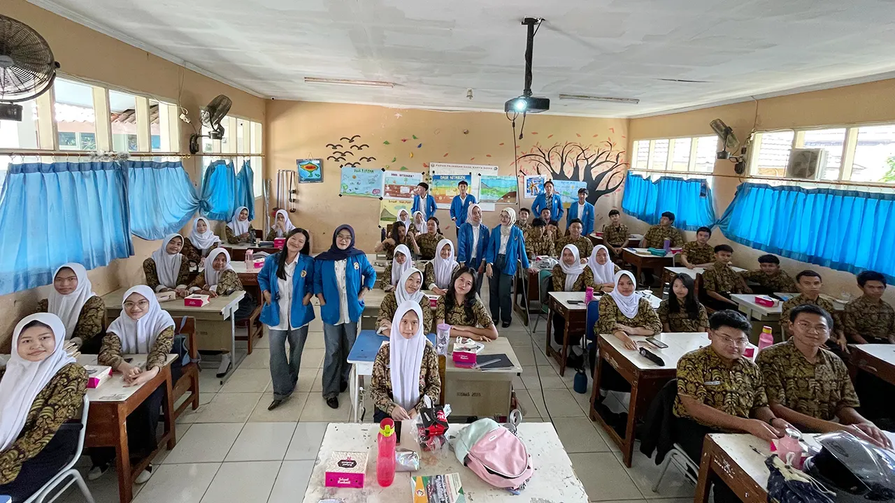 Dokumentasi bersama mahasiswa Ilmu Hukum UNPAM saat melaksanakan kegiatan PKM di SMAN 6 Tangerang Selatan dengan mengangkat topik “Kenali, Cegah, Lawan: Bersama Akhiri Pelecehan Seksual” pada (24/4/2025). (doc. mahasiswa Ilmu Hukum UNPAM)