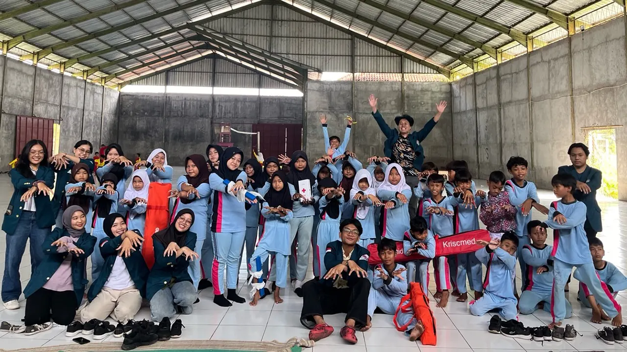 Dokumentasi bersama setelah pelaksanaan program bertajuk “Edukasi Bahaya Bencana Multi Pesisir Melalui Sosialisasi dan Simulasi Anak-Anak SD Desa Tambakbulusan” pada (21/5/2025) di SDN 02 Tambakbulusan, Kecamatan Karangtengah, Kabupaten Demak. (doc. Kelompok 1 KKN-T 35 UNDIP)