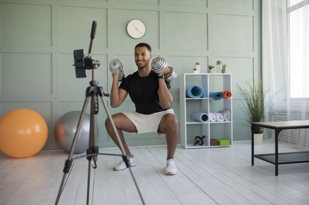 Ilustrasi seorang berolah raga dan menjadikan kegiatan tersebut untuk konten. (Freepik)