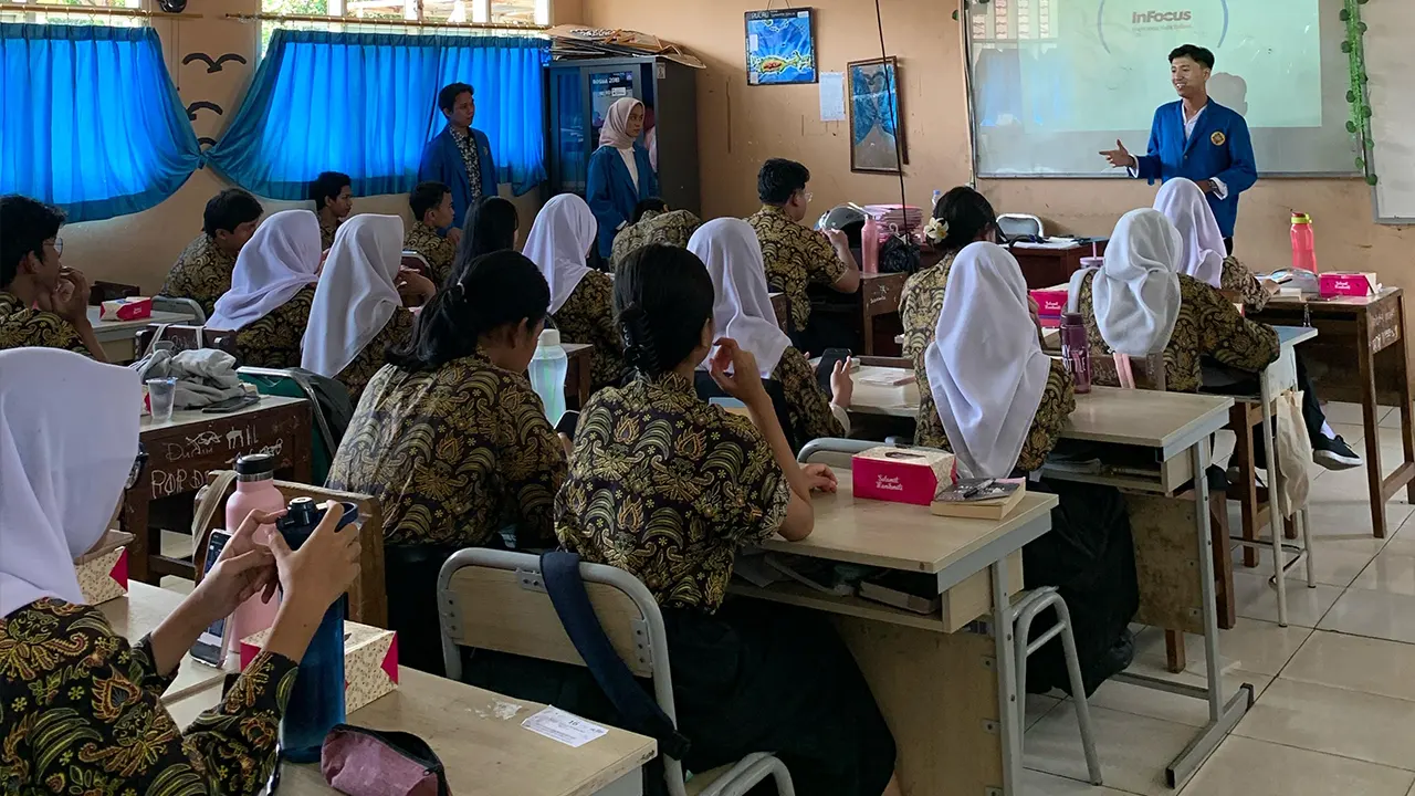 Mahasiswa Ilmu Hukum UNPAM saat memaparkan materi dalam kegiatan PKM di SMAN 6 Tangerang Selatan dengan mengangkat topik “Kenali, Cegah, Lawan: Bersama Akhiri Pelecehan Seksual” pada (24/4/2025). (doc. mahasiswa Ilmu Hukum UNPAM)