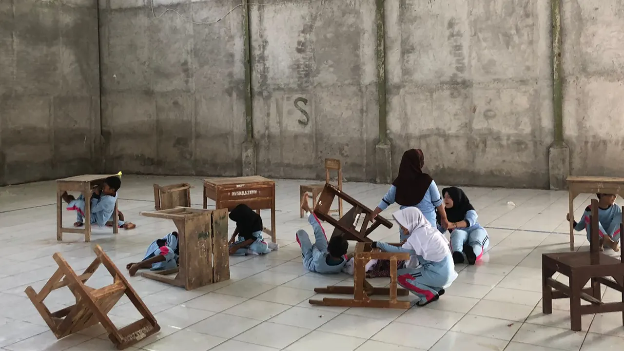 Siswa-siswi SDN 02 Tambakbulusan, Kecamatan Karangtengah, Kabupaten Demak saat melakukan Simulasi mitigasi bencana pada (21/5/2025) di SDN 02. (doc. Kelompok 1 KKN-T 35 UNDIP)