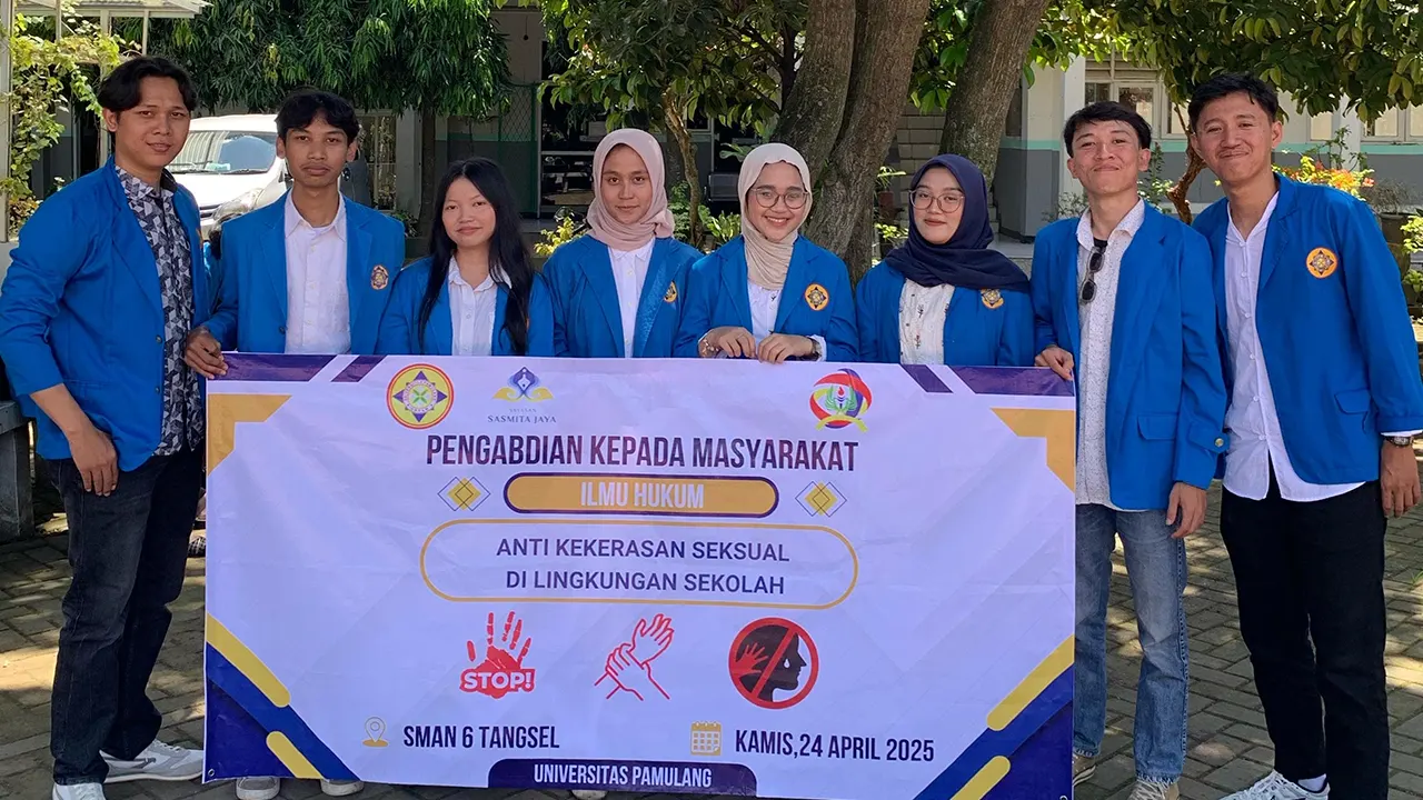 Dokumentasi bersama mahasiswa Ilmu Hukum UNPAM setelah melaksanakan kegiatan PKM di SMAN 6 Tangerang Selatan dengan mengangkat topik “Kenali, Cegah, Lawan: Bersama Akhiri Pelecehan Seksual” pada (24/4/2025). (doc. mahasiswa Ilmu Hukum UNPAM)