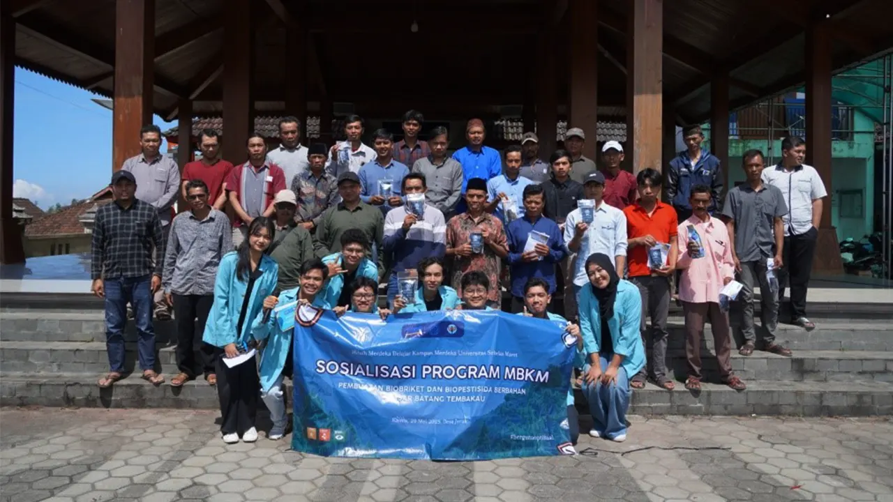Foto bersama dengan warga desa Jeruk selepas sosialisasi pemanfaatan limbah batang tembakau (29/5/2025). (doc. pribadi)