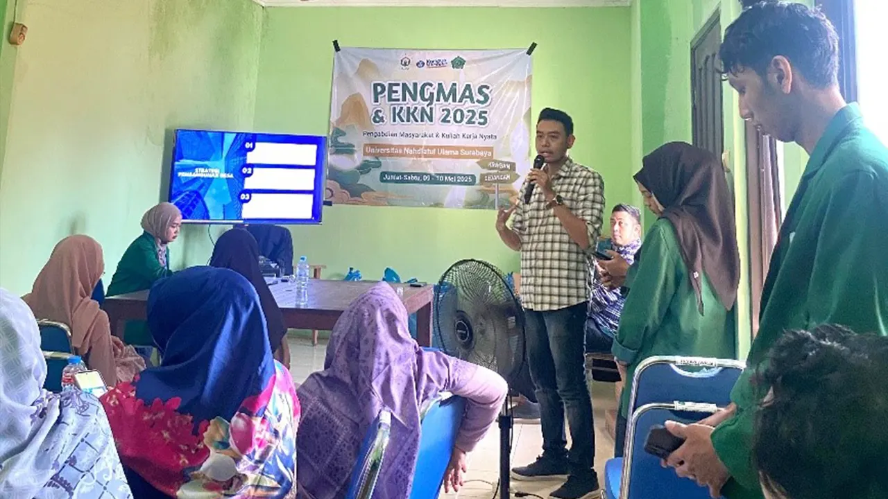 Dosen pendamping kegiatan, Mohammad Aqil Riyanto, S.E., M.M, saat penyampaian materi tentang literasi digital marketing, pada Jum’at (9/5/2025). (doc. pribadi)