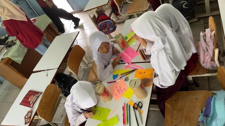 Antusias para siswa membuat desain celengan mereka sendiri. (doc. KKM Kelompok 75 UNIBA)