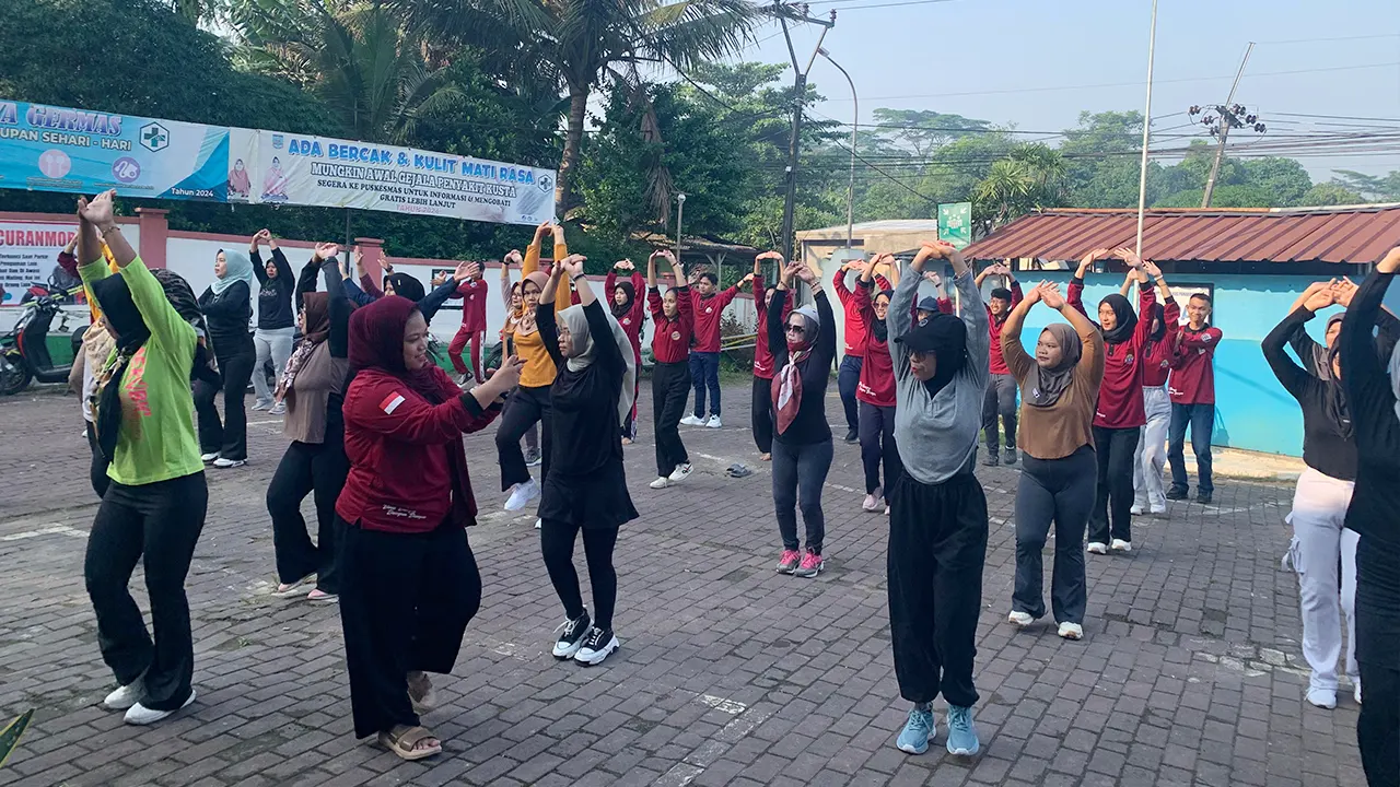 Antusiasme warga saat mengikuti senam bersama yang diselenggarakan oleh mahasiswa KKM 71 UNIBA. (doc. KKM 71 UNIBA)