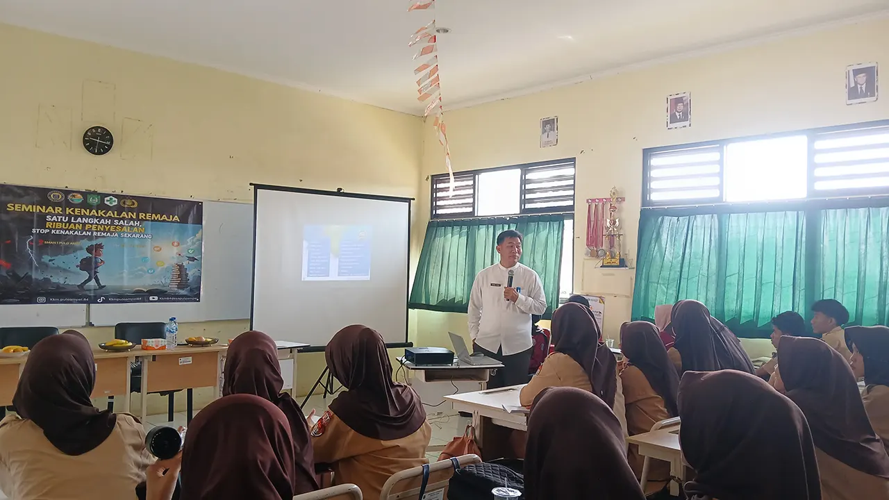 Bapak Abdul Muiz, SKM., M.M. selaku perwakilan dari Puskesmas Pulo Ampel, menjelaskan efek buruk narkoba dan minuman keras terhadap kondisi fisik dan mental remaja. (doc. KKM 84 UNIBA)