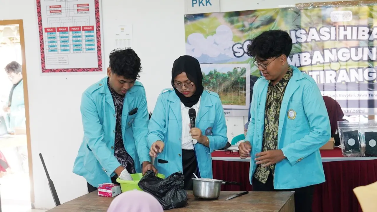 Demonstrasi Pembuatan Biobriket oleh tim MBKM. (doc. pribadi)