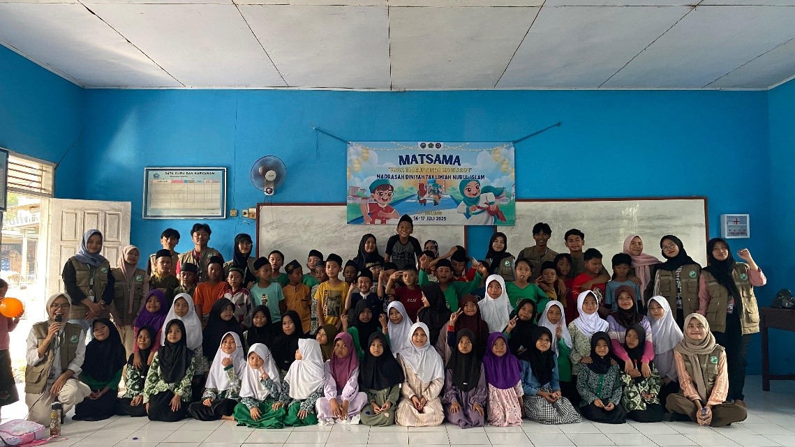 Dokumentasi bersama saat kunjungan ke Madrasah Diniyah Takmiliyah Awaliyah (MDTA) Nurul Islam Kaningan. (doc. KKM 10 UNIBA)