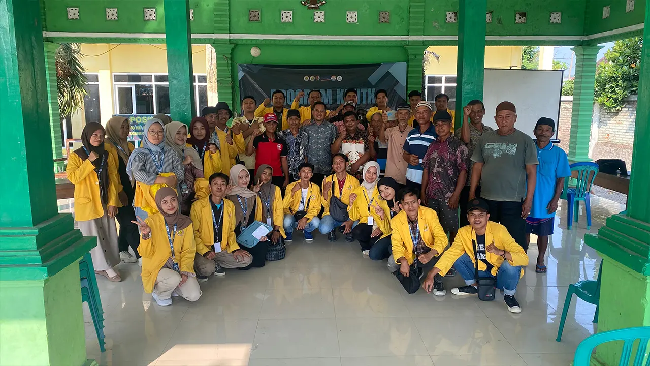 Dokumentasi bersama setelah sosialisasi peningkatan ekowisata dan penyuluhan pra-pembentukan Kelompok Sadar Wisata (Pokdarwis) di Balai Desa Soko. (doc. KKNTK 25 Unigoro)