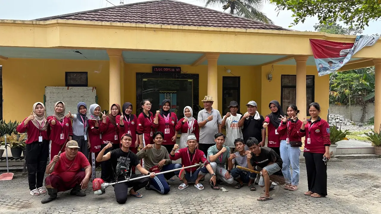 Dokumentasi bersama Kepala Desa dan warga setelah gotong royong, pada (13/7/2025). (doc. KKM 87 UNIBA)