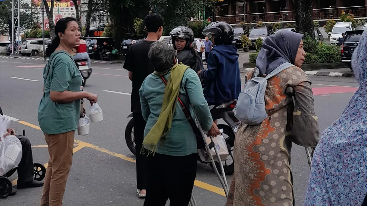 Dokumentasi Pelaksanaan Program Kerja Berbagi Untuk Sesama oleh Mahasiswa PLB UNS yang Bekerja Sama dengan Komunitas SHG Solo. (doc. pribadi)