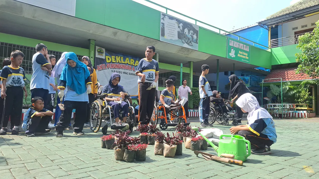 Dokumentasi Pelaksanaan Program Kerja Menanam Untuk Masa Depan oleh Mahasiswa PLB UNS bersama para Siswa SLB-D/D1 YPAC Surakarta. (doc. pribadi)
