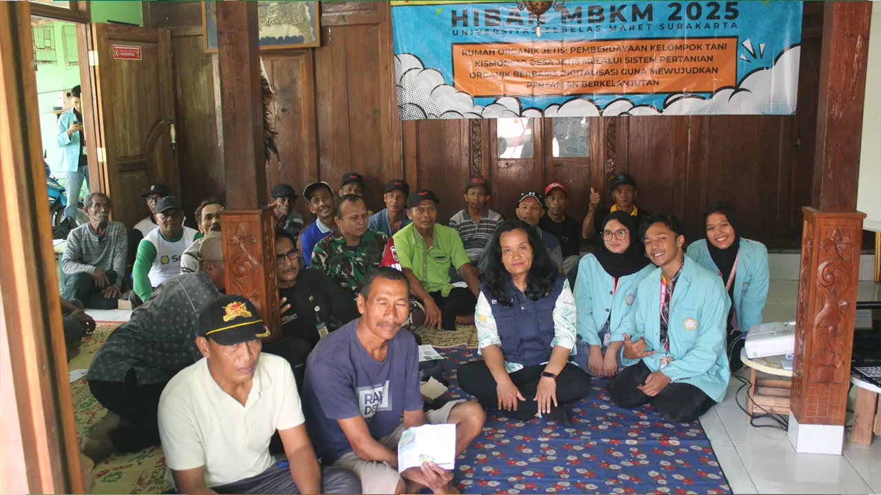 Dokumentasi bersama Tim hibah MBKM Fakultas Pertanian UNS dan Kelompok Tani Kismorejo di Rumah Organik Jetis. (doc. Tim hibah MBKM Fakultas Pertanian UNS)