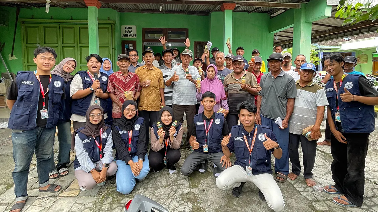 Dokumentasi bersama Tim hibah MBKM Fakultas Pertanian UNS dan Kelompok Tani Kismorejo. (doc. Tim hibah MBKM Fakultas Pertanian UNS)