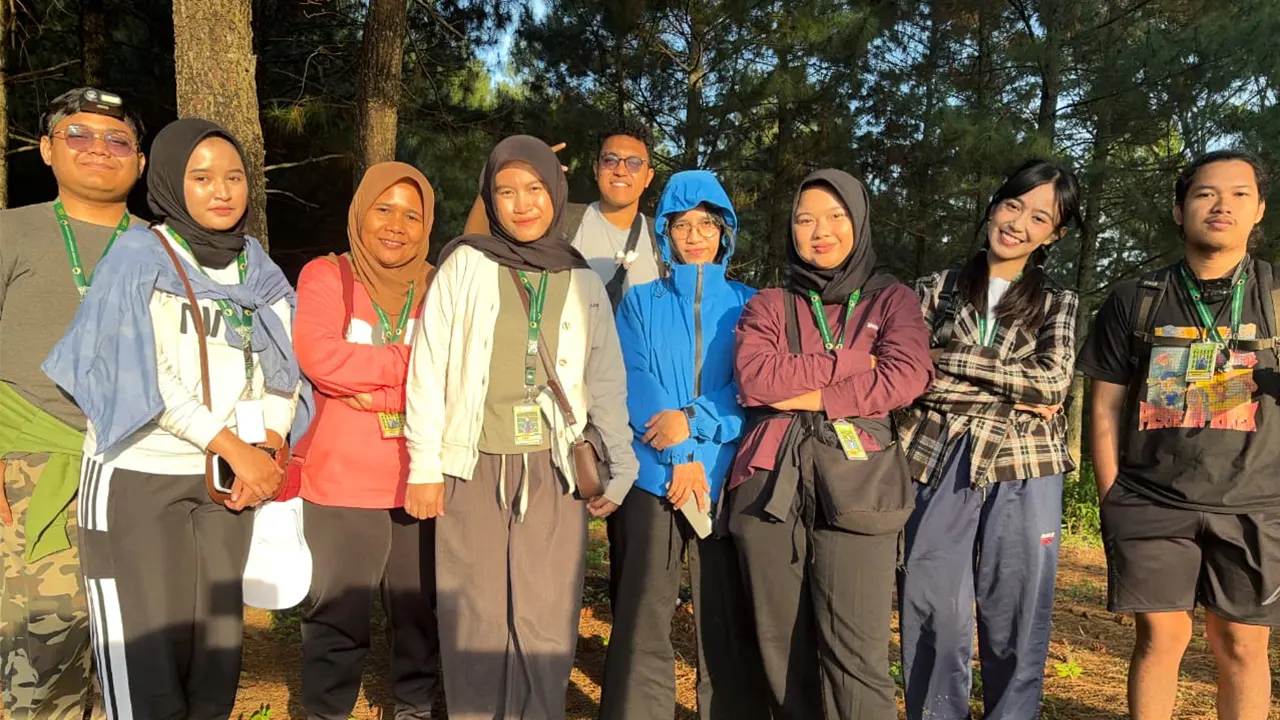 Dokumentasi bersama mahasiswa BBK 6 Universitas Airlangga di lokasi wisata Puthuk Sempu. (doc. BBK 6 Universitas Airlangga Cepokolimo)