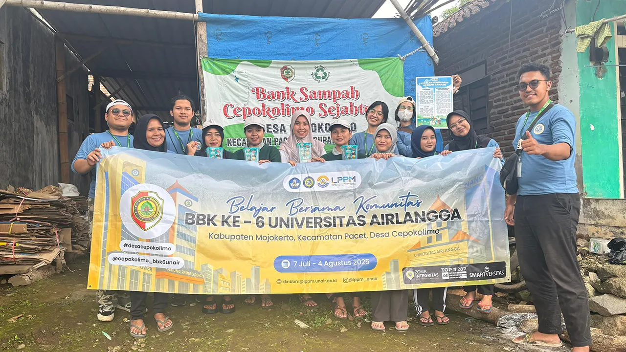 Dokumentasi bersama mahasiswa BBK 6 Universitas Airlangga di lokasi Bank Sampah Cepokolimo. (doc. BBK 6 Universitas Airlangga Cepokolimo)