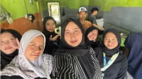 Dokumentasi bersama mahasiswa KKN BBK 6 saat melakukan kunjungan ke salah satu UMKM Desa Dolopo. (doc. KKN BBK 6 UNAIR Desa Dolopo) Dokumentasi bersama mahasiswa KKN BBK 6 saat melakukan kunjungan ke salah satu UMKM Desa Dolopo. (doc. KKN BBK 6 UNAIR Desa Dolopo)