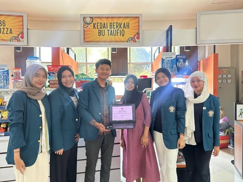 Dokumentasi bersama mahasiswa KKN UNDIP dengan salah satu pemilik kantin. ((doc. Kelompok 6 Tim 109 KKN Tematik SDGs Center UNDIP))