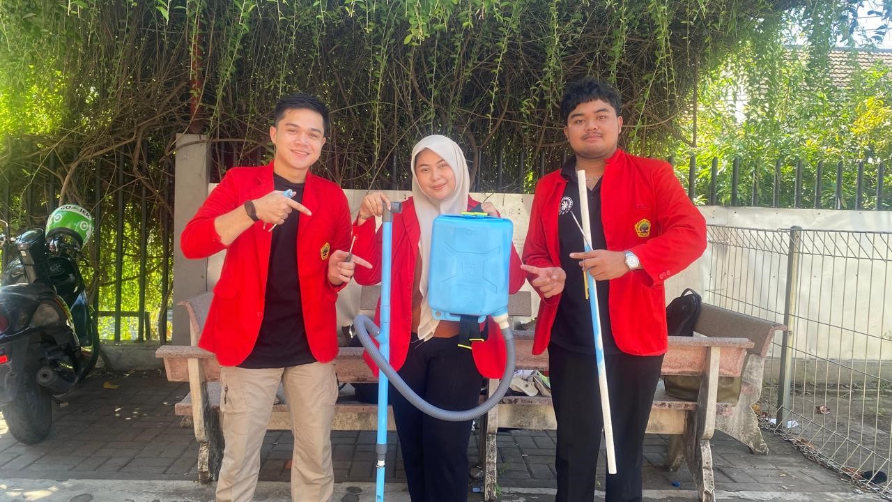 Dokumentasi bersama mahasiswa KKN UNTAG Surabaya dengan membawa alat penabur pupuk. (doc. Sub-Kelompok 9 KKN R39)